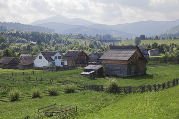 Fototapeta na wymiar Carpathian village