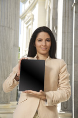 Fototapeta na wymiar businesswoman showing screen tablet