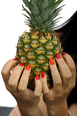 ananas w dłoniach
