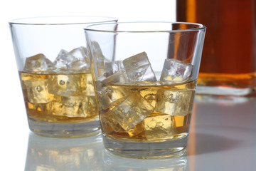 Whisky im Glas mit Eiswürfeln