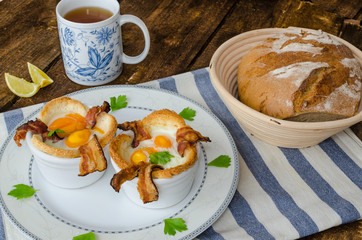 Muffins with eggs and bacon