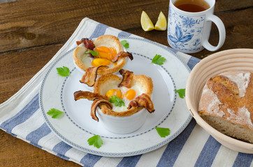 Muffins with eggs and bacon