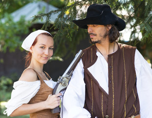 femme de pirate avec pistolet et homme de pirate