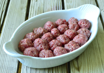 Raw meatballs .