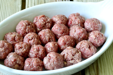 Raw meatballs .