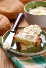 fetta di pane imburrata