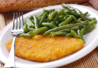 cotoletta di pollo impanata con contorno di fagiolini
