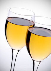 coppia di calici con vino bianco