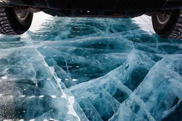 Crédence de cuisine en verre imprimé Cercle polaire Voiture sur la glace