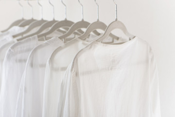 白い服　白　リネン　麻　ハンガー