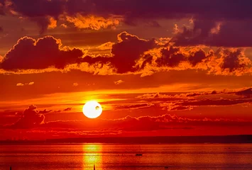 Deurstickers Zonsondergang aan zee rode zonsondergang