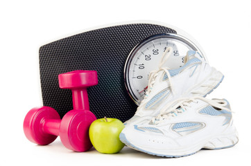 körperwaage mit hanteln und laufschuhe