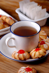 tazza di tè con pasticcini alla ciliegia