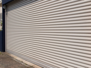 シャッターが閉まった建物