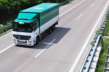 LKW auf Autobahn // Truck on highway