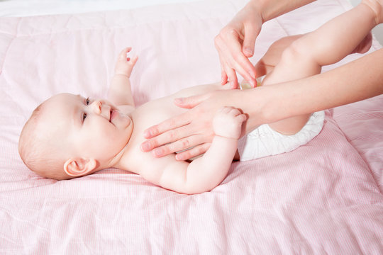junge mutter mit baby