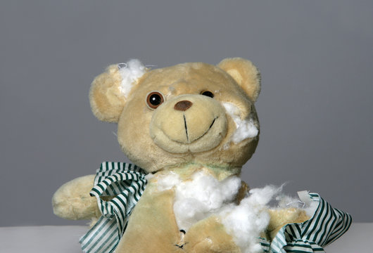 Ein erstochener Teddybaer als Symbolbild fuer Gewalt gegen Kinder