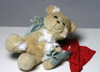 Ein erstochener Teddybaer als Symbolbild fuer Gewalt gegen Kinder