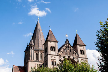 Fototapeta na wymiar Kirche -Herz Jesus in Saarbrücken