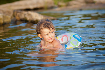 Девочка купается в речке
