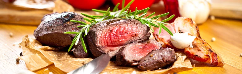 Poster Saftiges steak fleisch auf dem Tisch © karepa