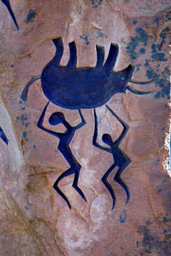 Kunstwerk aus Stein mit Hoehlenbemalung
