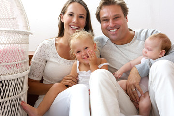 Obraz premium Happy family smiling with baby