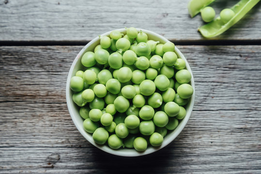 Green peas in a bowl