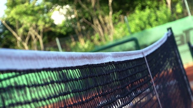 Tennisball geht &uuml;ber Netz