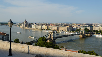 Obraz premium Chain bridge and the Hungarian Paliament
