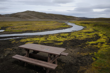 rivière islandaise et table de picnic