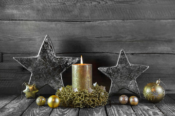 Erster Advent: eine brennende Kerze als Weihnachtskarte mit Gold