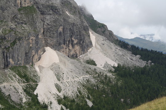 Detriti morenici ai piedi del Sassolungo