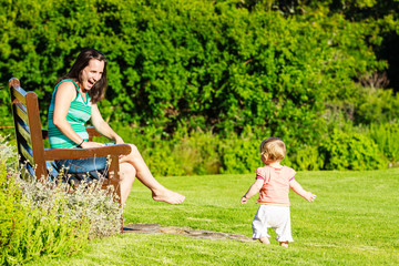 Mädchen macht erste Schritte im Park