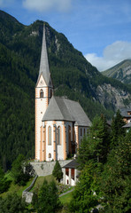 Fototapeta na wymiar pfarrkirche st. vinzenz heiligenblut, austria