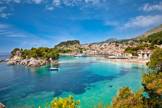Fototapeta Beautiful panoramic view of Parga, Greece.