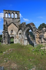 Fototapeta na wymiar Eglise ruinée du vieux boug de Saint-Geniez-ô-Merle.(Corrèze)