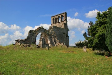 Fototapeta na wymiar Eglise ruinée du vieux boug de Saint-Geniez-ô-Merle.(Corrèze)