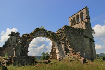 Fototapeta premium Eglise ruinée du vieux boug de Saint-Geniez-ô-Merle.(Corrèze)