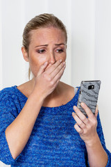Frau ist über SMS geschockt © Gina Sanders