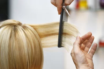 Abwaschbare Fototapete Friseur Frau Haare schneiden im Salon