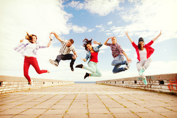 Obraz premium group of teenagers jumping
