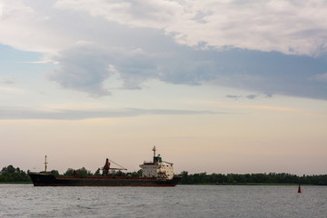 Obraz premium Ship on the water before the storm