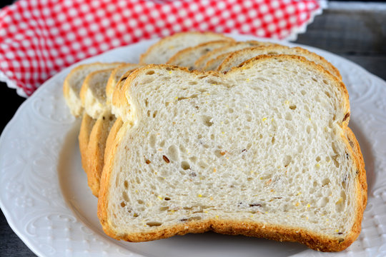 Vers meergranenbrood op een wit bord