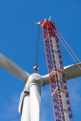 Windkraftanlage im Aufbau