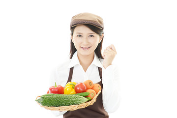 野菜を持つウェイトレス