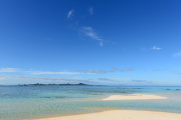 美しい沖縄のビーチと夏空