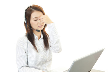 頭痛を訴えるオペレーター