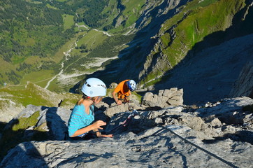 Kinder, Jugendliche im Klettersteig