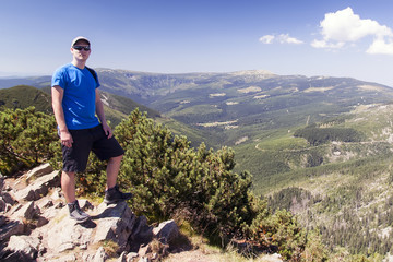 Fototapeta premium Man looks out over the mountains, Hike
